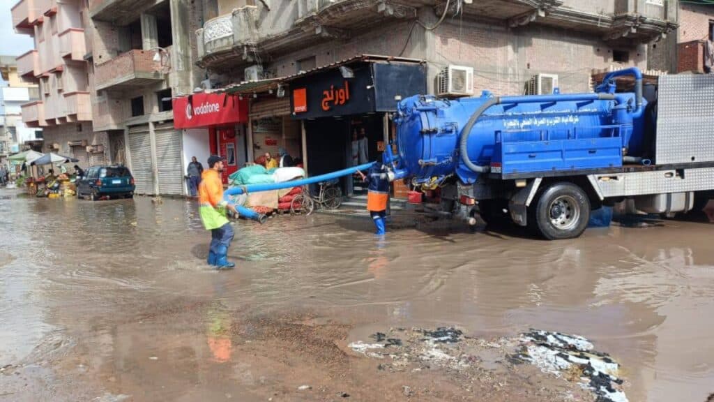 كسح مياه الأمطار بالبحيرة